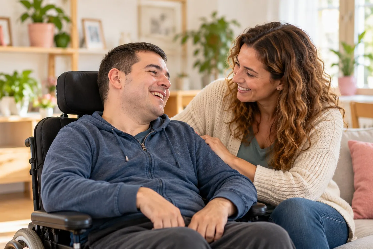 Un hombre en silla de ruedas conversa con una familiar.